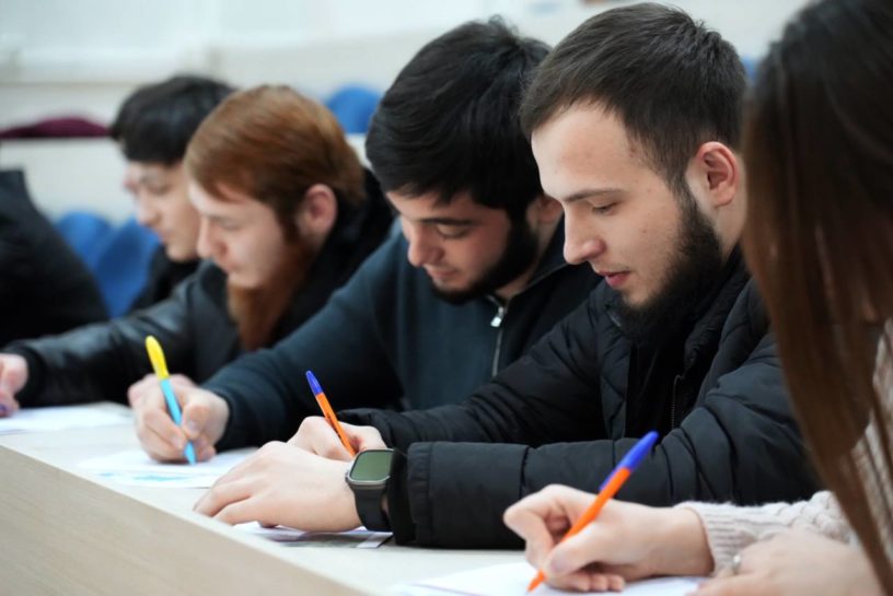 Студенты госуниверситета Ингушетии написали более 100 писем участникам СВО 