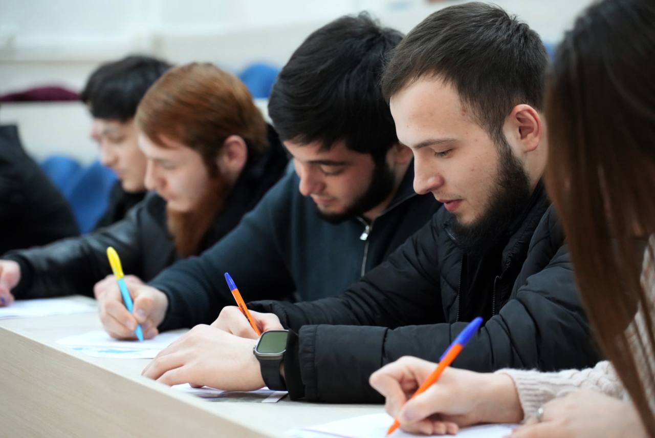 Студенты госуниверситета Ингушетии написали более 100 писем участникам СВО 