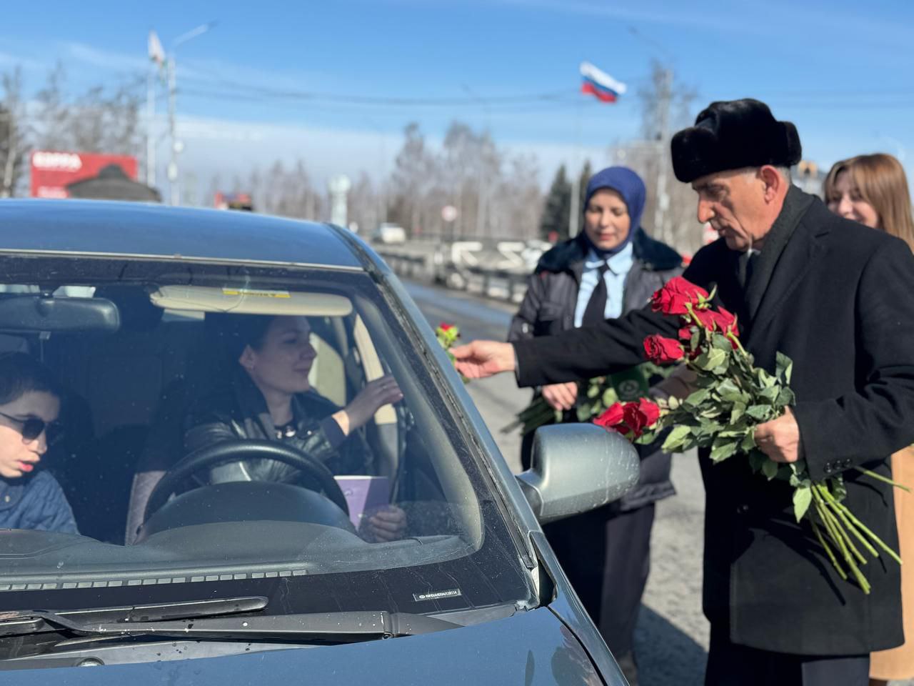 Госавтоинспекторы Ингушетии поздравили автоледи с наступающим праздником Госавтоинспекторы Ингушетии поздравили автоледи с наступающим праздником