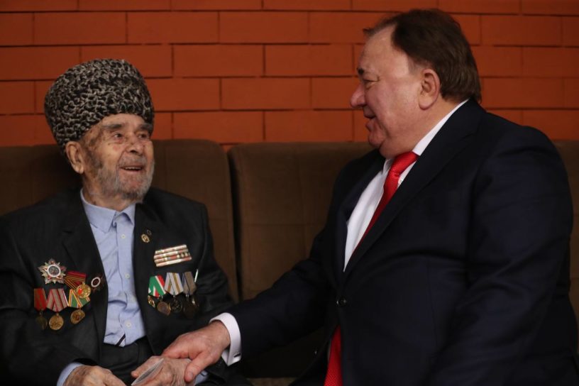 Медаль в честь 80-летия Победы вручил Магомеду Медарову Глава Ингушетии 