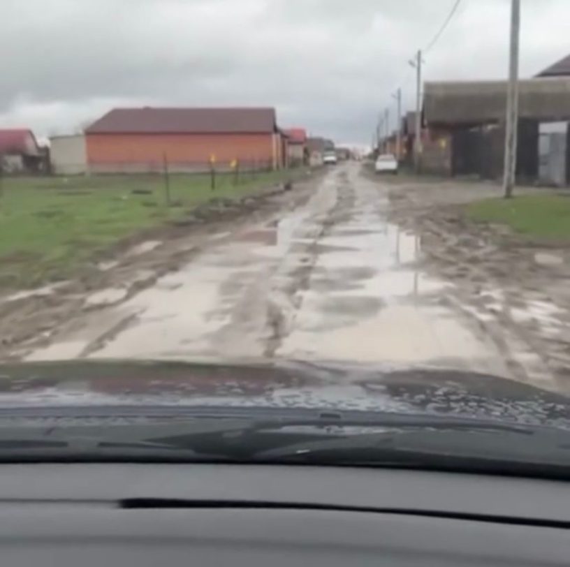 Жители Малгобека пожаловались на разбитые дороги на улице Шейха Мансура Жители Малгобека пожаловались на разбитые дороги на улице Шейха Мансура