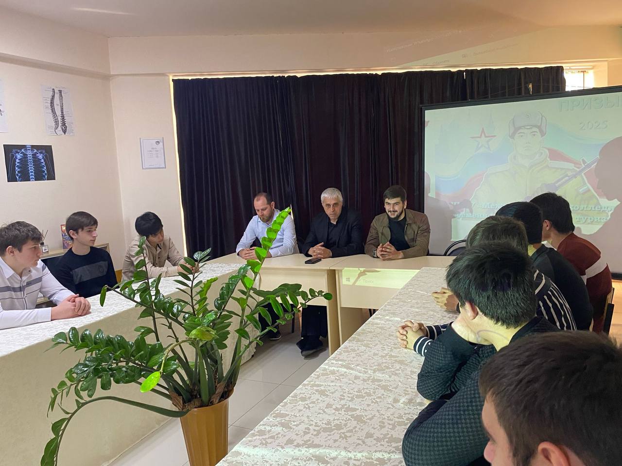 В Ингушетии провели беседу со студентами на тему призыва на военную службу В Ингушетии провели беседу со студентами на тему призыва на военную службу