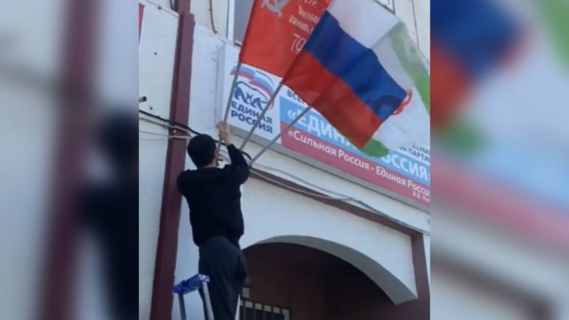 В столице Ингушетии на офисе РИК «Единая Россия» водрузили Знамя Победы