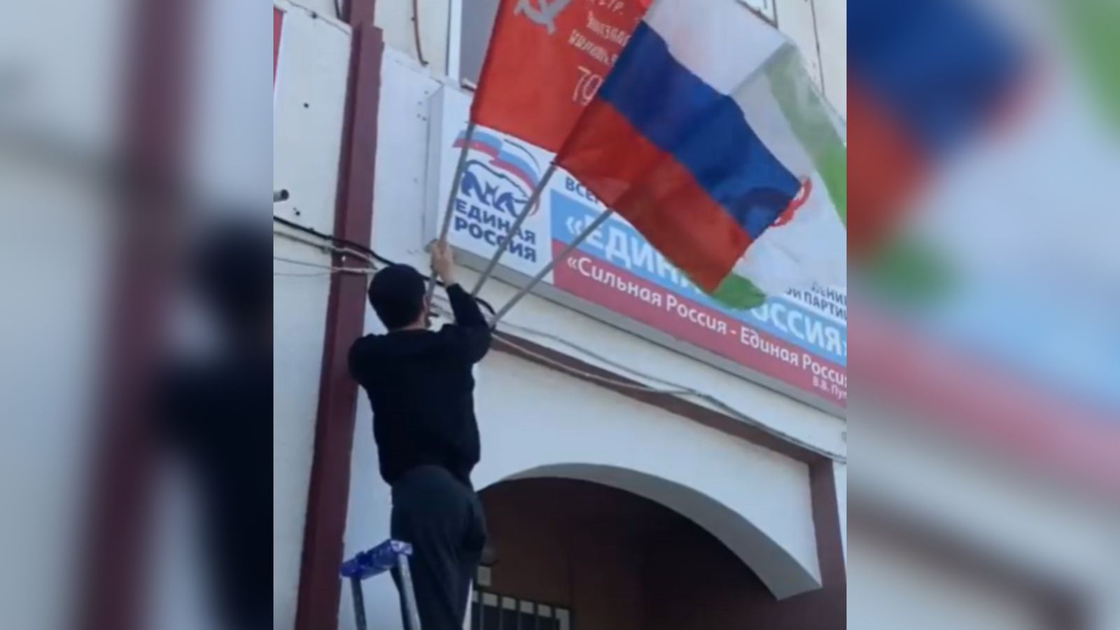 В столице Ингушетии на офисе РИК «Единая Россия» водрузили Знамя Победы