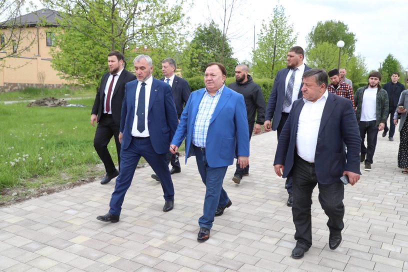 В Магасе завершается благоустройство Аллеи Победы В Магасе завершается благоустройство Аллеи Победы