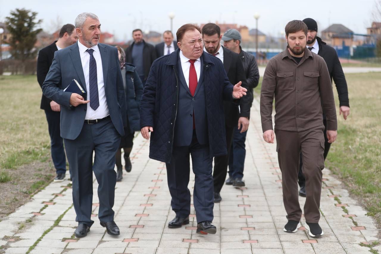 Калиматов проверил ход реконструкции Аллеи Победы в Магасе