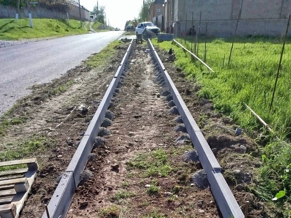 В селе Инарки Ингушетии обустраивают тротуар по улице Укурова В селе Инарки Ингушетии обустраивают тротуар по улице Укурова