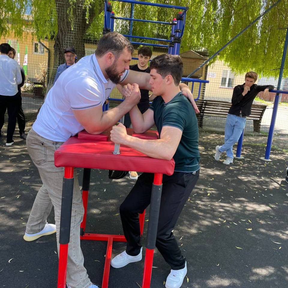 В Магасе чемпион мира по армрестлингу Сагов провел мастер-класс для студентов