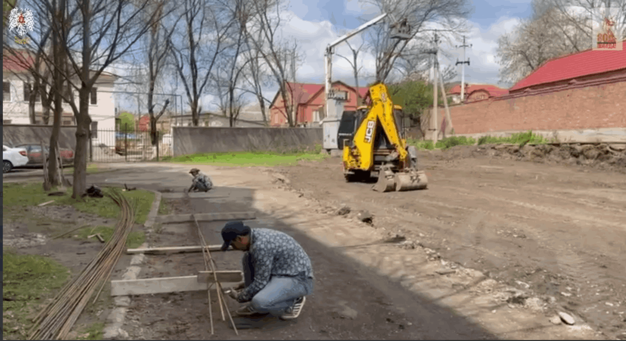 В Назрани благоустраивают площадку возле МКД в рамках акции «80 добрых дел» 