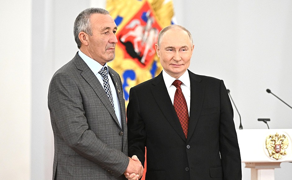 В Кремле Путин вручил медаль Героя труда трактористу Костоеву из Ингушетии 