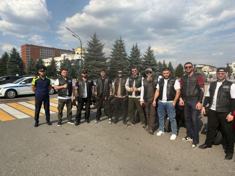 В Магасе байкеры из мотоклуба «Эрзи» призвали автовладельцев смотреть в зеркала 