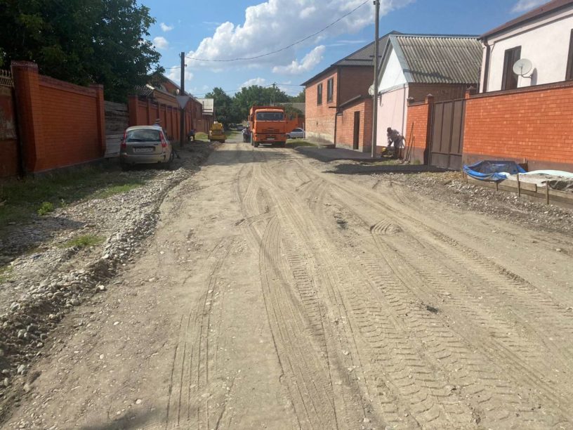 В Малгобеке по обращению семьи участника СВО асфальтируют одну из улиц