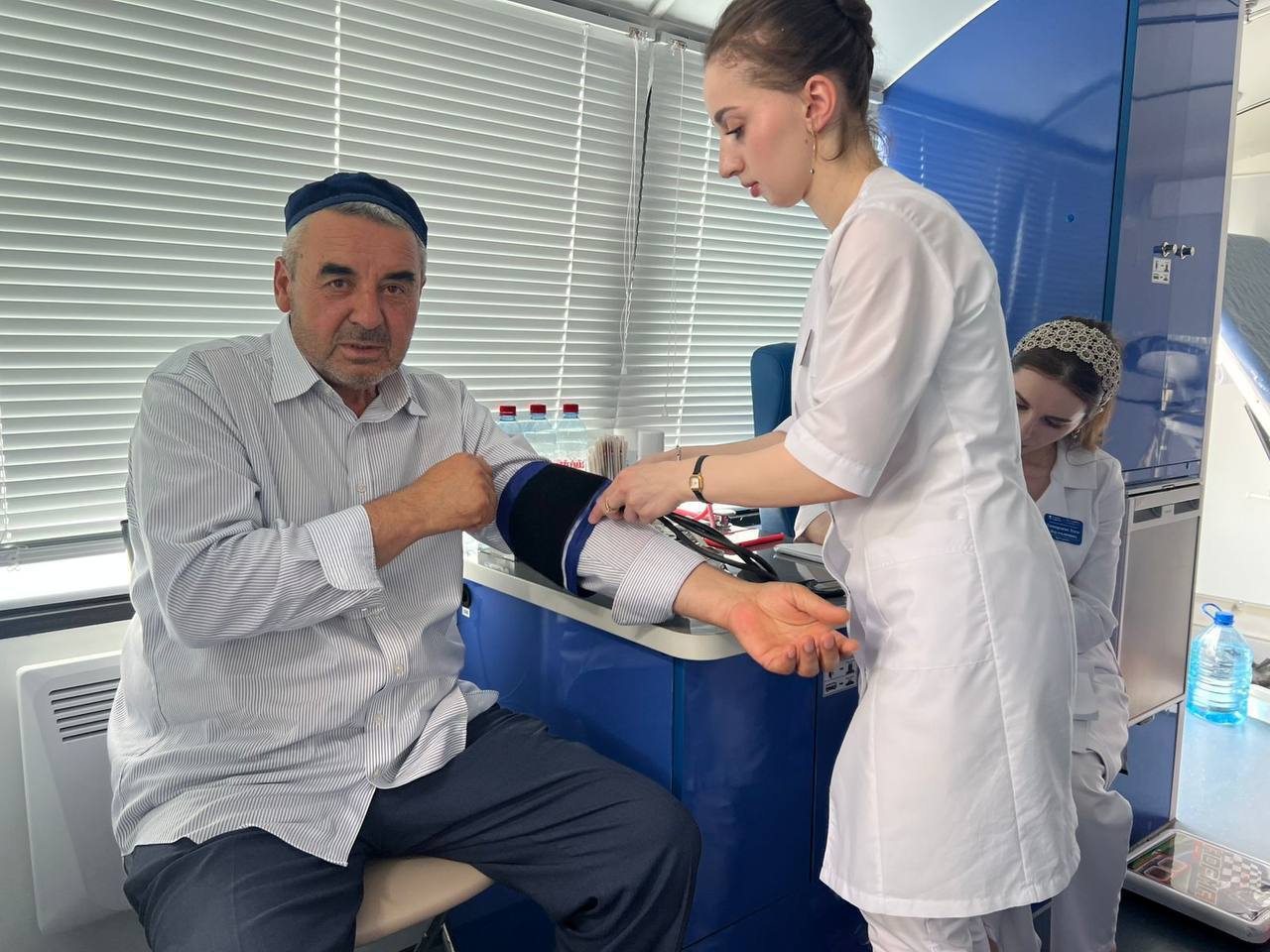 В Ингушетии медики Назрановской ЦРБ провели диспансеризацию возле мечетей В Ингушетии медики Назрановской ЦРБ провели диспансеризацию возле мечетей