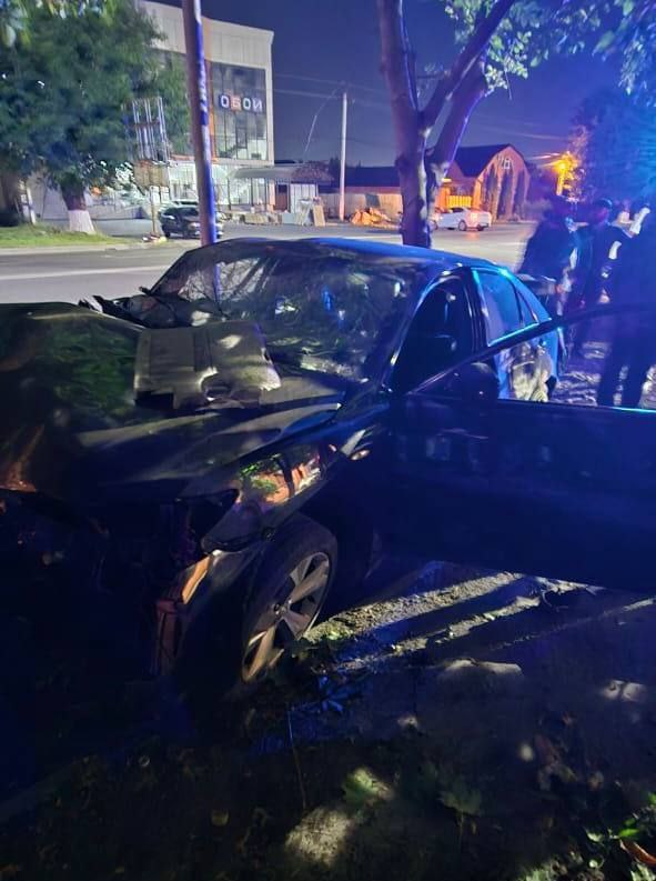 При наезде Toyota Camry на дерево в Ингушетии пострадала женщина 