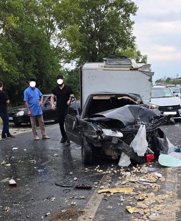 Два человека пострадали при столкновении Lada и грузовика в Ингушетии