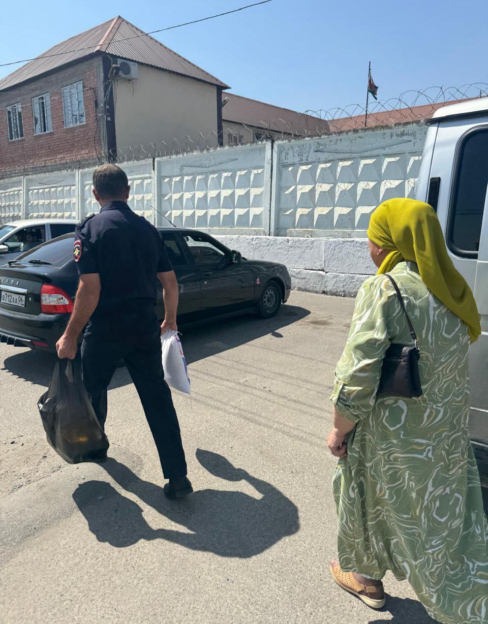В Карабулаке Ингушетии оказали продуктовую помощь семьям погибших полицейских В Карабулаке Ингушетии оказали продуктовую помощь семьям погибших полицейских