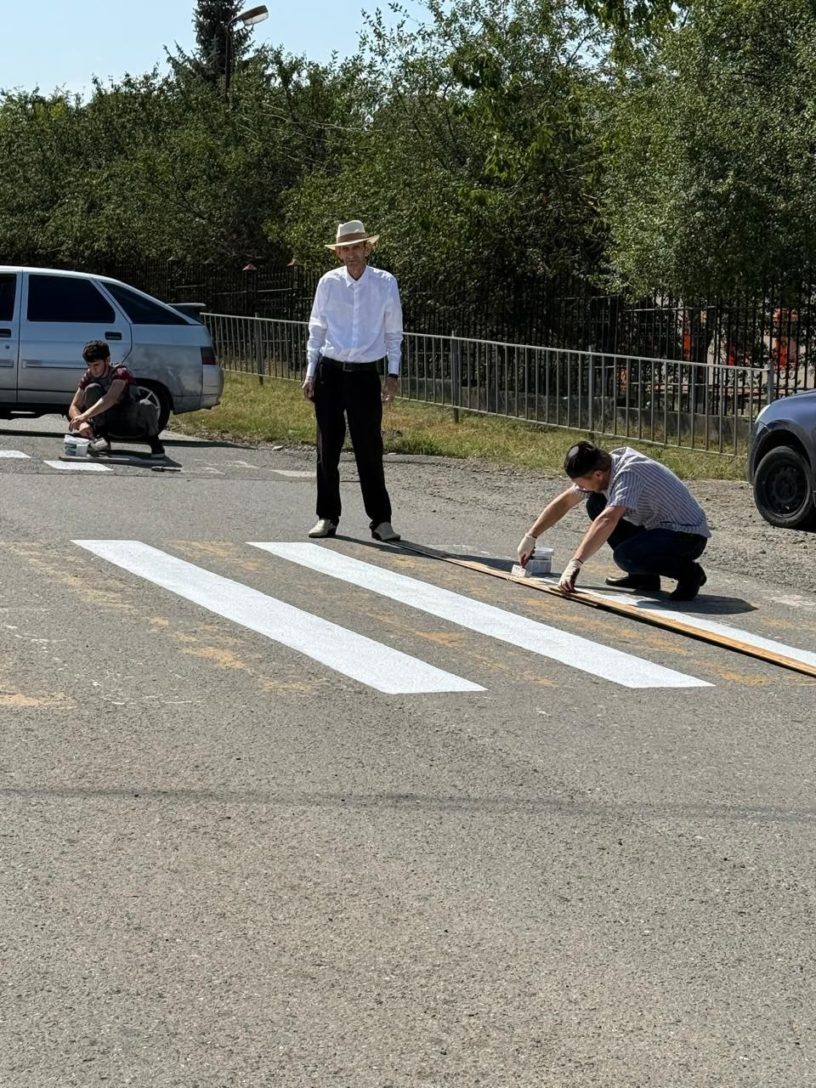 В Назрановском районе Ингушетии рядом со школами обновили пешеходные переходы