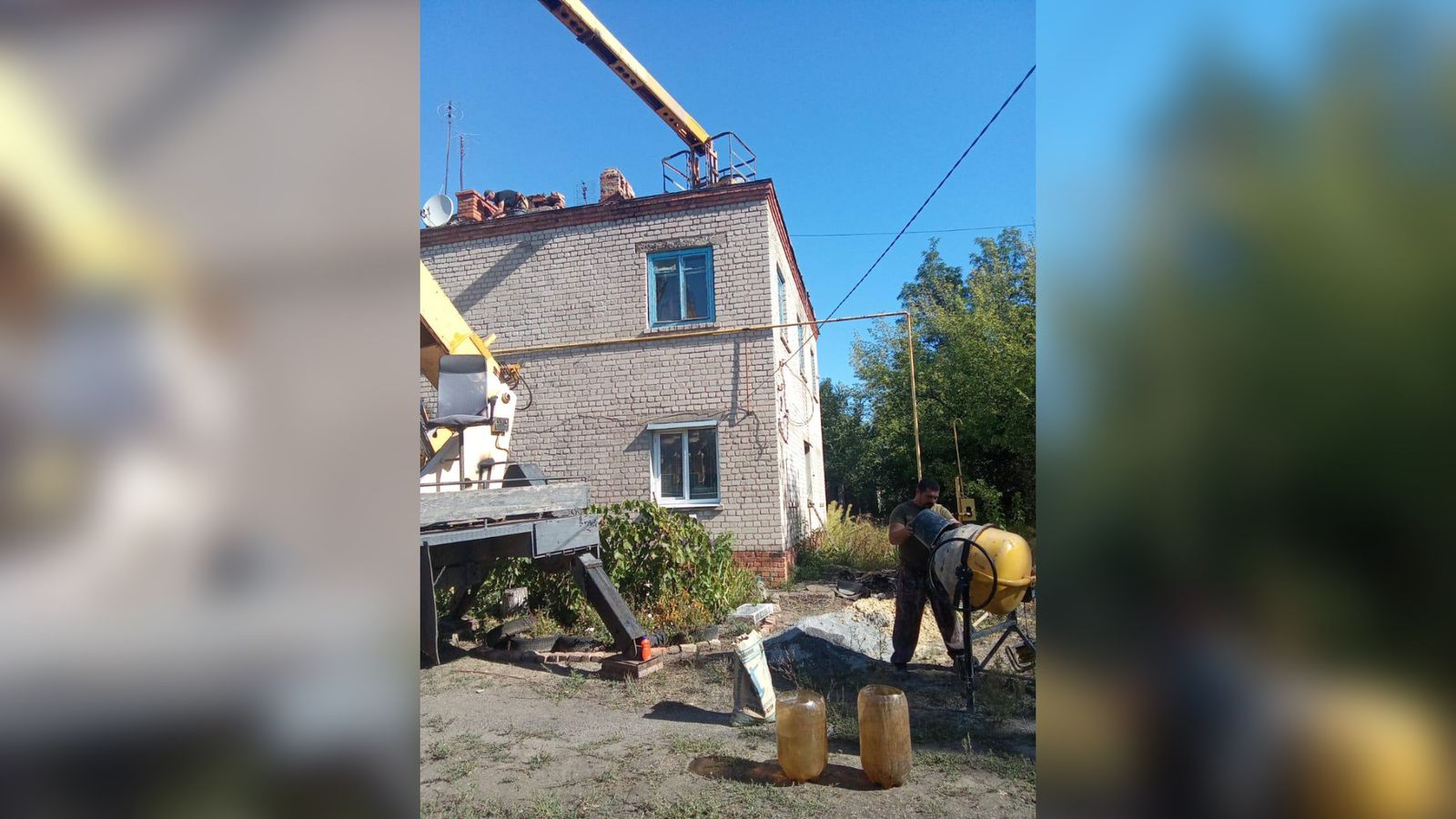 В Молочанске бригада специалистов из Ингушетии проводит ремонт крыши МКД