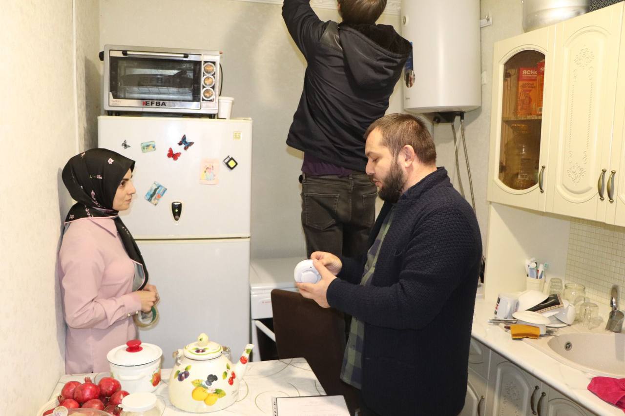 В Назрани устанавливают автономные пожарные извещатели в домах малоимущих граждан