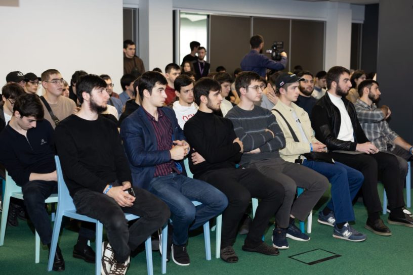 Порядка 200 человек начали осваивать ИТ-профессии в «Школе 21» в Магасе