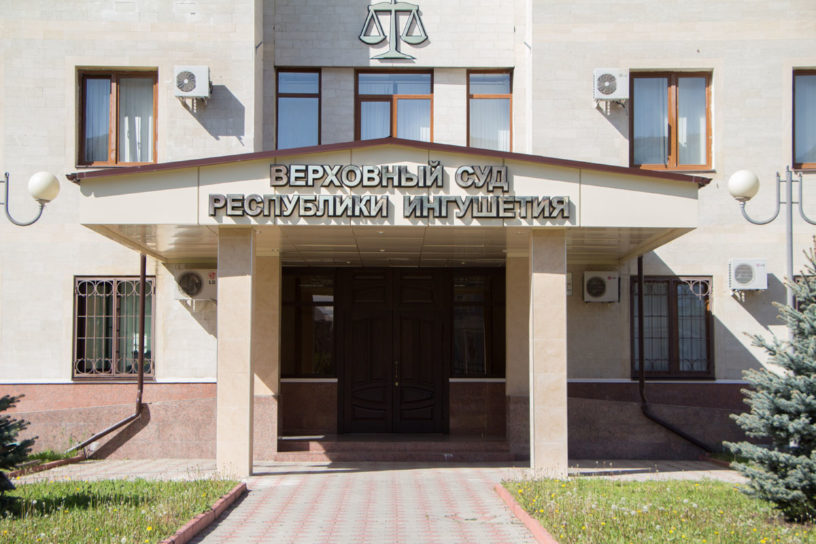 С профессиональным праздником поздравил судей Махмуд-Али Калиматов