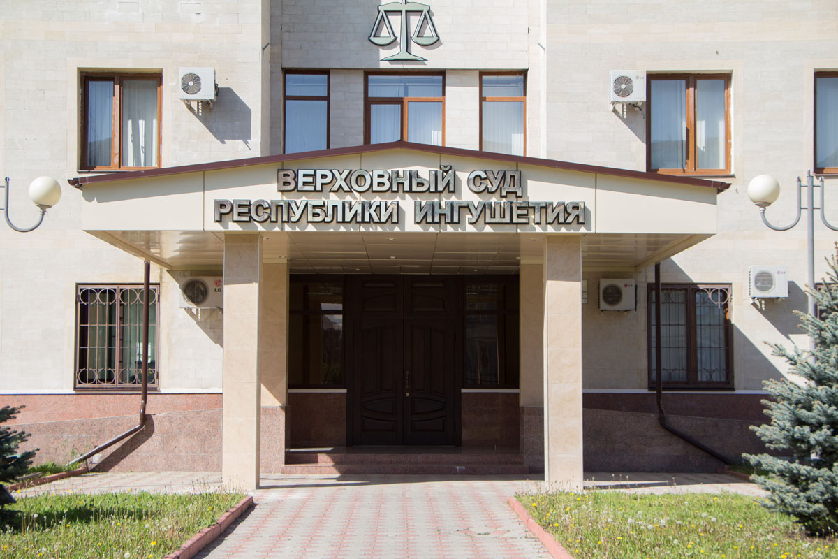 С профессиональным праздником поздравил судей Махмуд-Али Калиматов