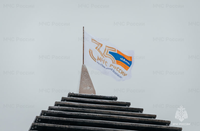 На стометровой башне Согласия в Ингушетии установлен флаг МЧС России