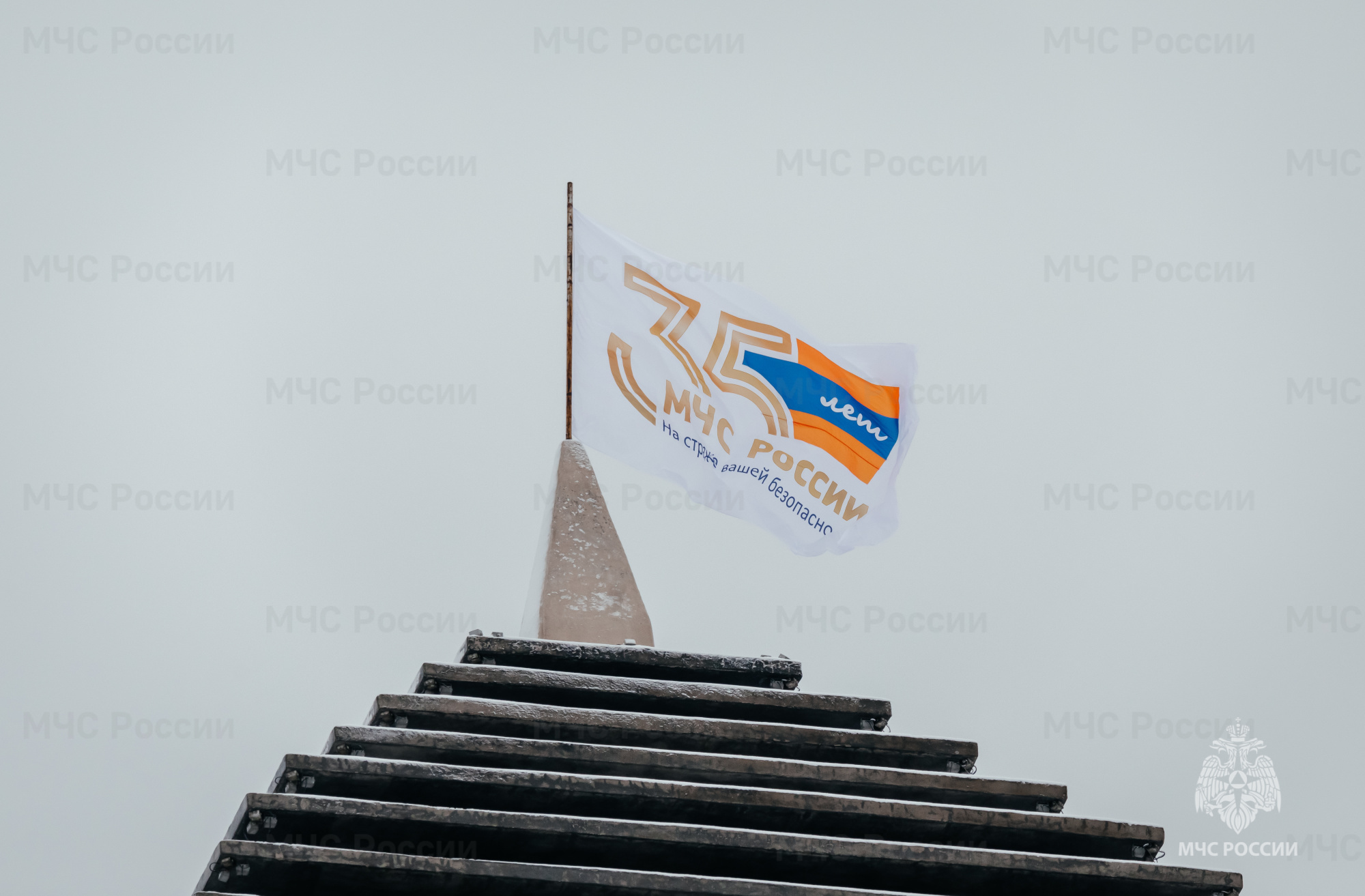 На стометровой башне Согласия в Ингушетии установлен флаг МЧС России