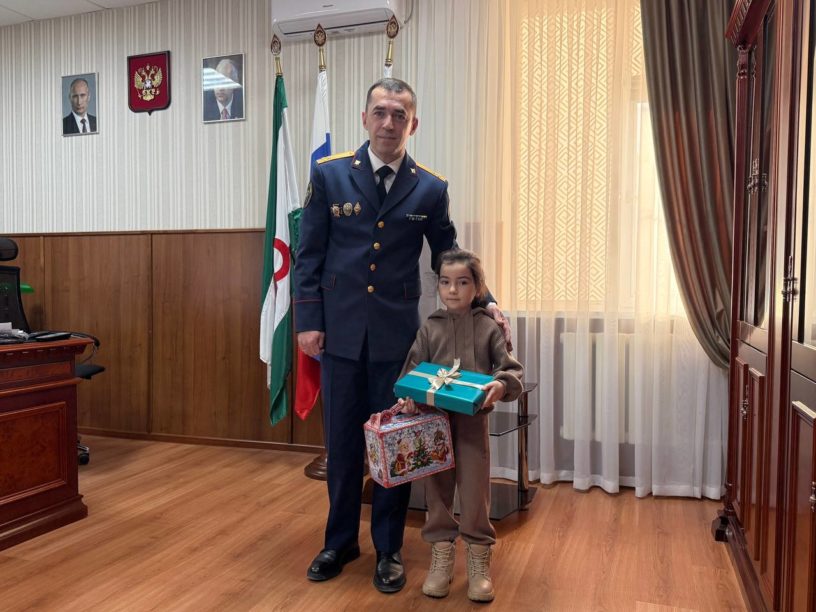 Руководитель СУ СКР по Ингушетии подарил дочери ветерана СВО планшет 