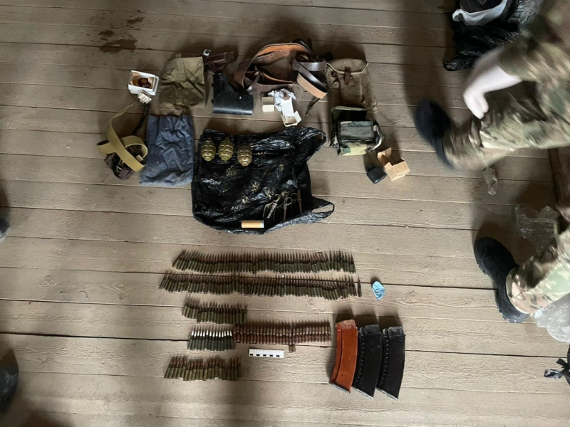 На чердаке дома в Карабулаке полицейские обнаружили арсенал боеприпасов На чердаке дома в Карабулаке полицейские обнаружили арсенал боеприпасов
