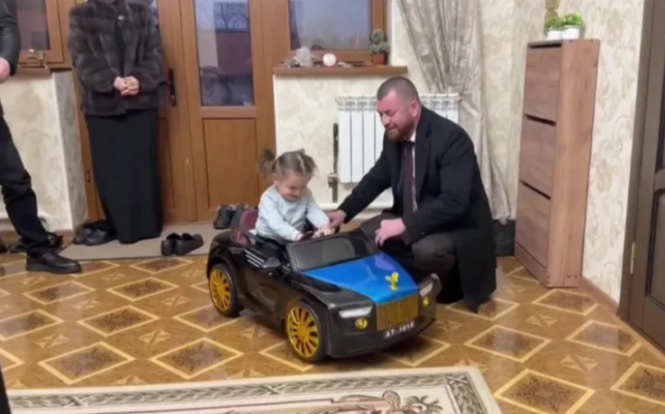 Мэр Сунжи Ингушетии воплотил в жизнь заветную мечту трехлетней Даны из Назрани
