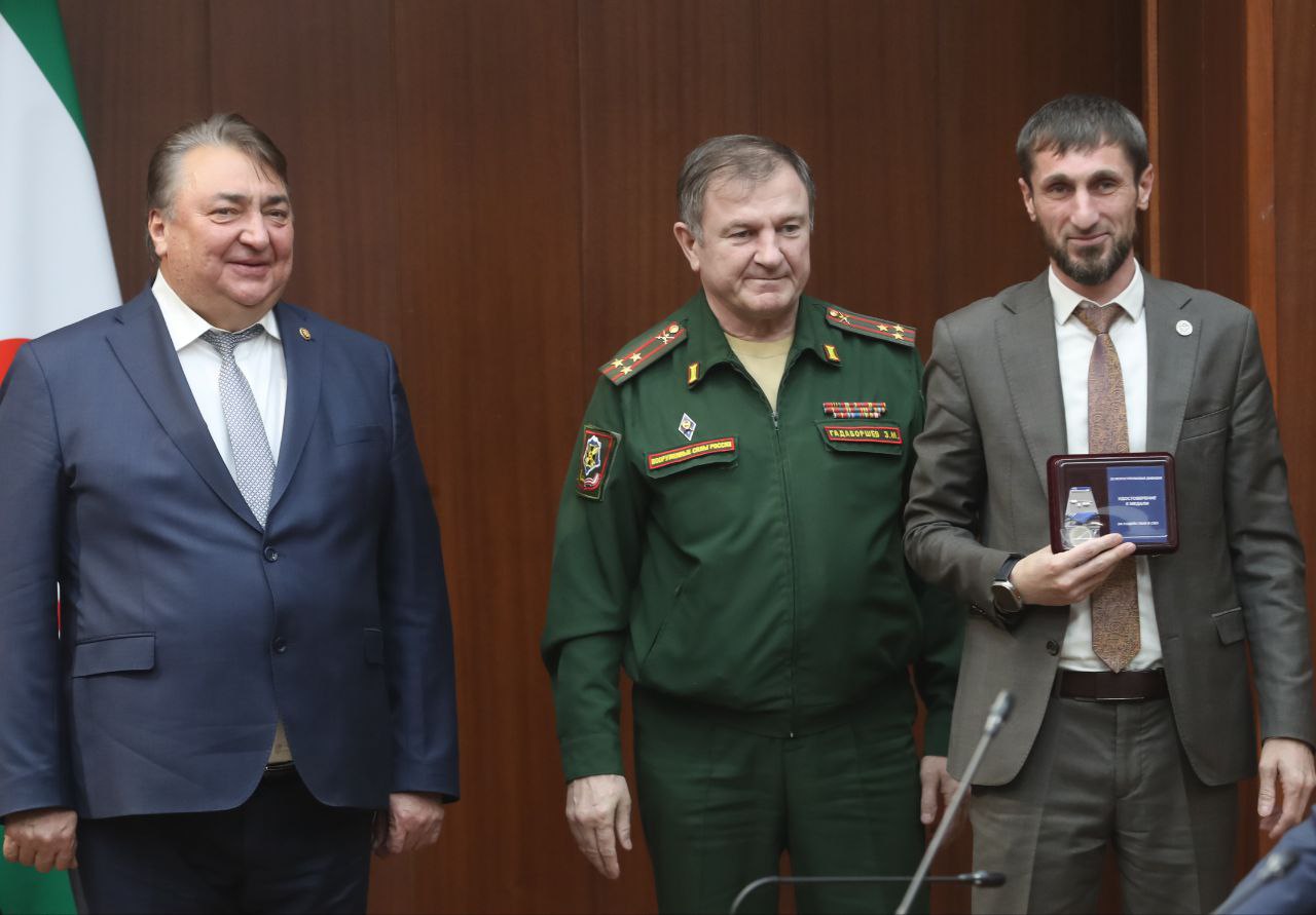 Премьер-министр Ингушетии наградил представителей органов власти и культуры Премьер-министр Ингушетии наградил представителей органов власти и культуры
