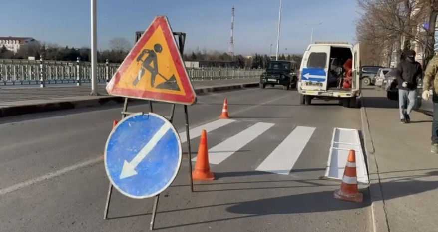 В Назрани проводится обновление дорожной разметки для пешеходов В Назрани проводится обновление дорожной разметки для пешеходов