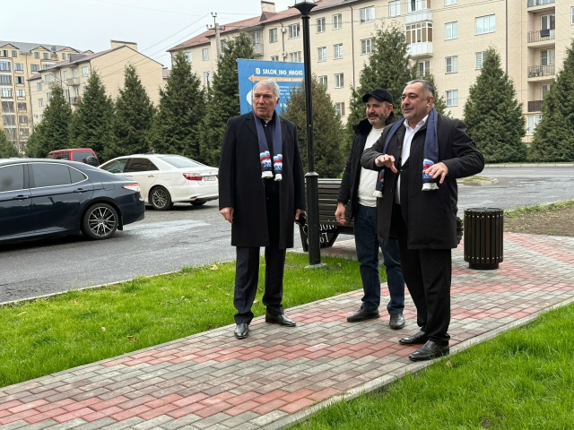 Ингушские единороссы проверили качество благоустройства тротуара в Магасе Ингушские единороссы проверили качество благоустройства тротуара в Магасе