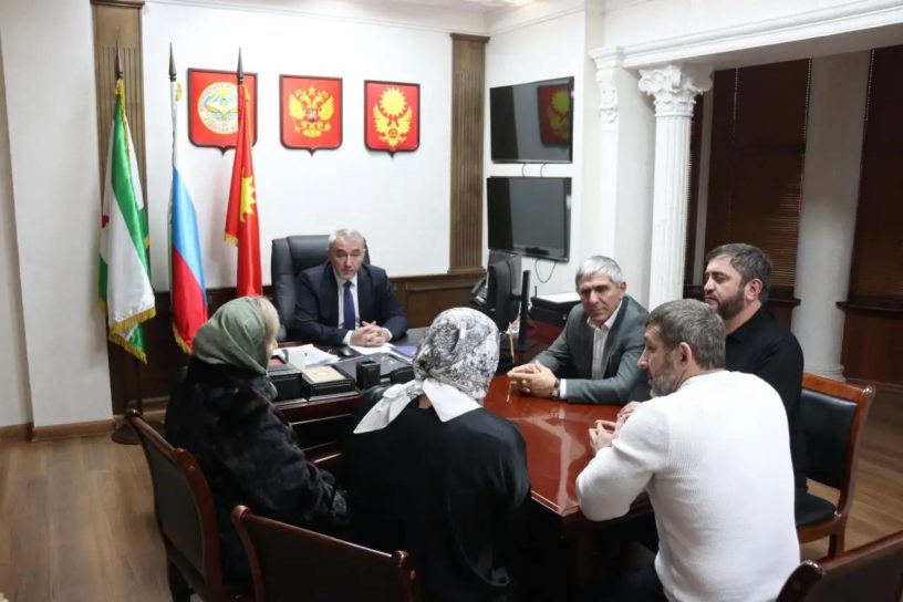 Мэр Магаса встретился с жителями МКД после обращения в чат администрации Мэр Магаса встретился с жителями МКД после обращения в чат администрации