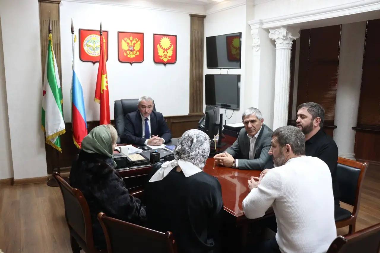 Мэр Магаса встретился с жителями МКД после обращения в чат администрации
