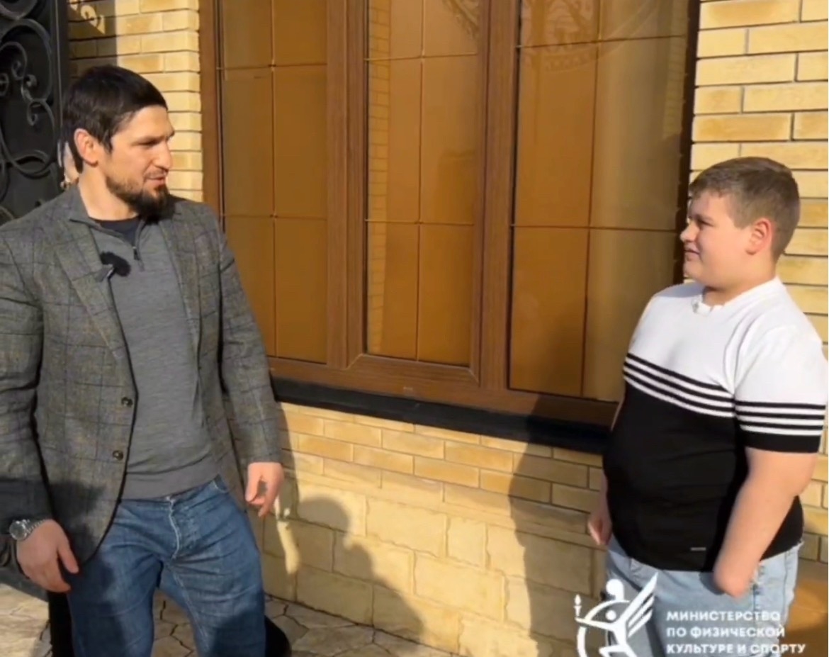 Глава Минспорта Ингушетии подарил мальчику из Назрани беговую дорожку