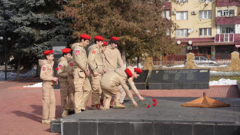 Юнармейцы гимназии Малгобека почтили память защитников Родины