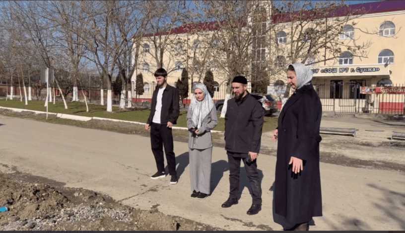 В Сунже Ингушетии директор школы попросила мэрию обеспечить подъездную дорогу