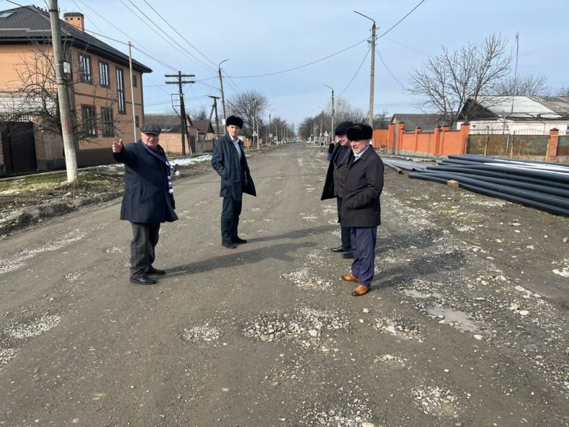Ингушские единороссы проверили ход работ по восстановлению одной из улиц Малгобека