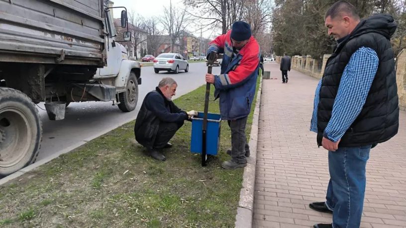 В Малгобеке приступили к обновлению уличных урн в рамках благоустройства города