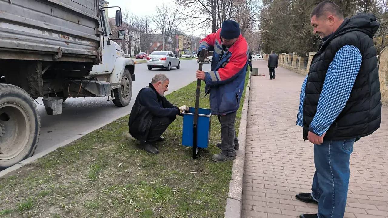 В Малгобеке приступили к обновлению уличных урн в рамках благоустройства города В Малгобеке приступили к обновлению уличных урн в рамках благоустройства города