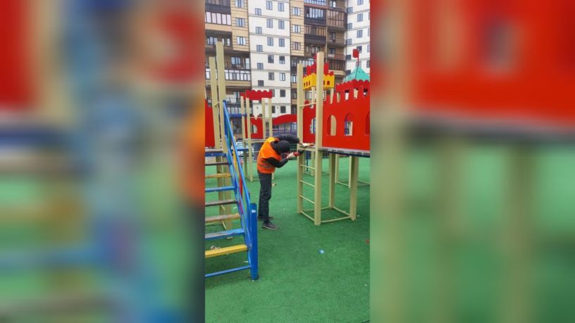 В Магасе устраняют повреждения на детских площадках