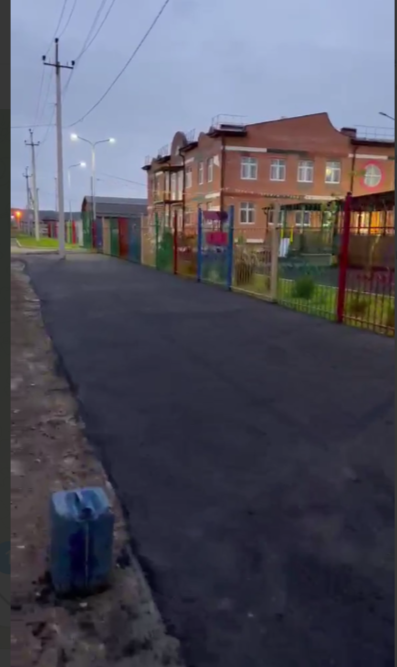 В Карабулаке Ингушетии заасфальтировали пешеходную дорожку перед детсадом