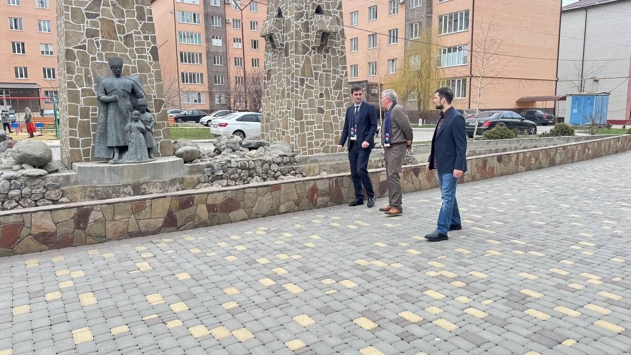 В Магасе организованы работы по благоустройству аллеи Отца В Магасе организованы работы по благоустройству аллеи Отца