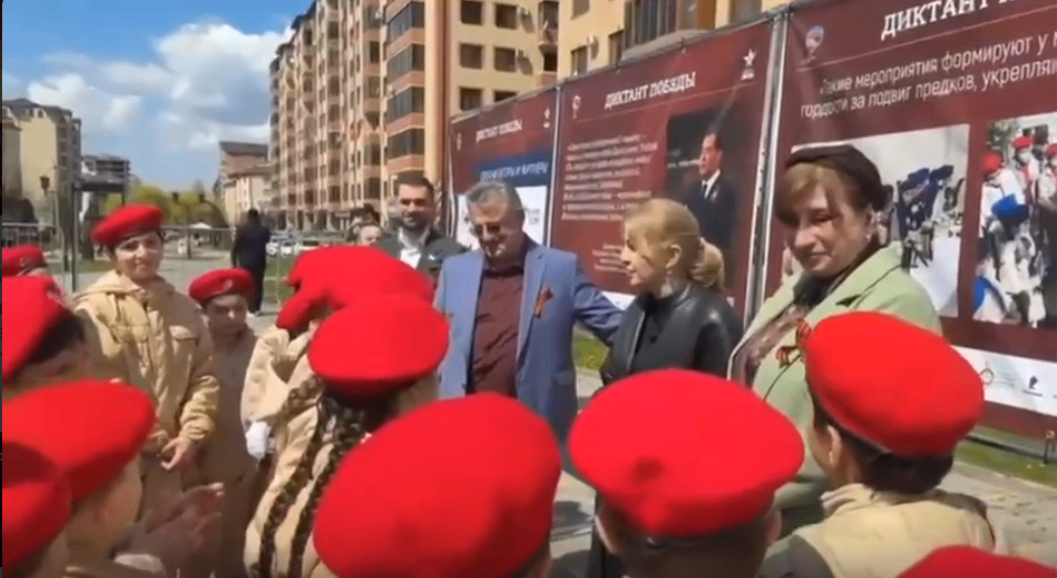 На «Аллее Отца» в Магасе открылась фотовыставка «Диктант Победы» На «Аллее Отца» в Магасе открылась фотовыставка «Диктант Победы»