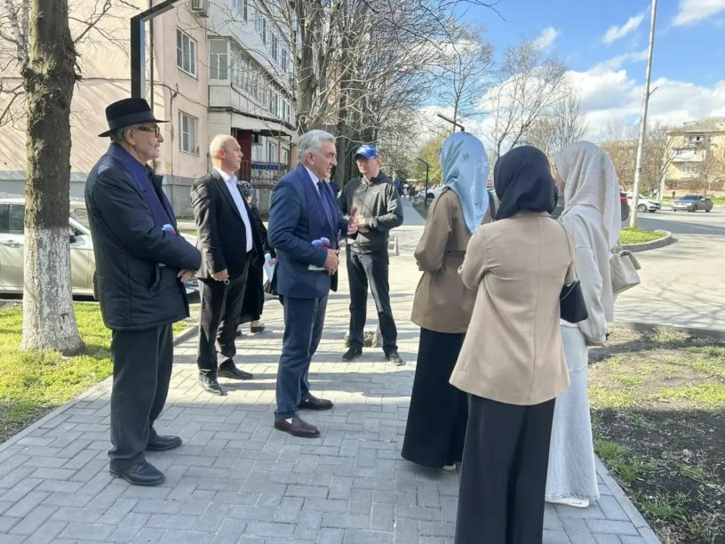Ингушские единороссы оценили состояние аллеи по улице Базоркина в Назрани Ингушские единороссы оценили состояние аллеи по улице Базоркина в Назрани