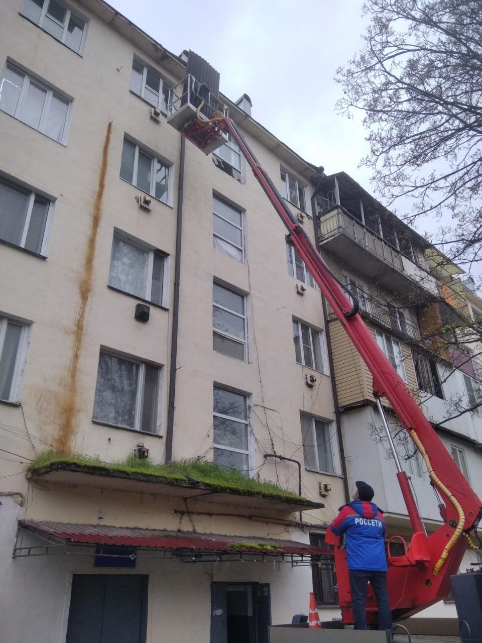 В Карабулаке Ингушетии восстановили крышу многоэтажки, поврежденную дождями