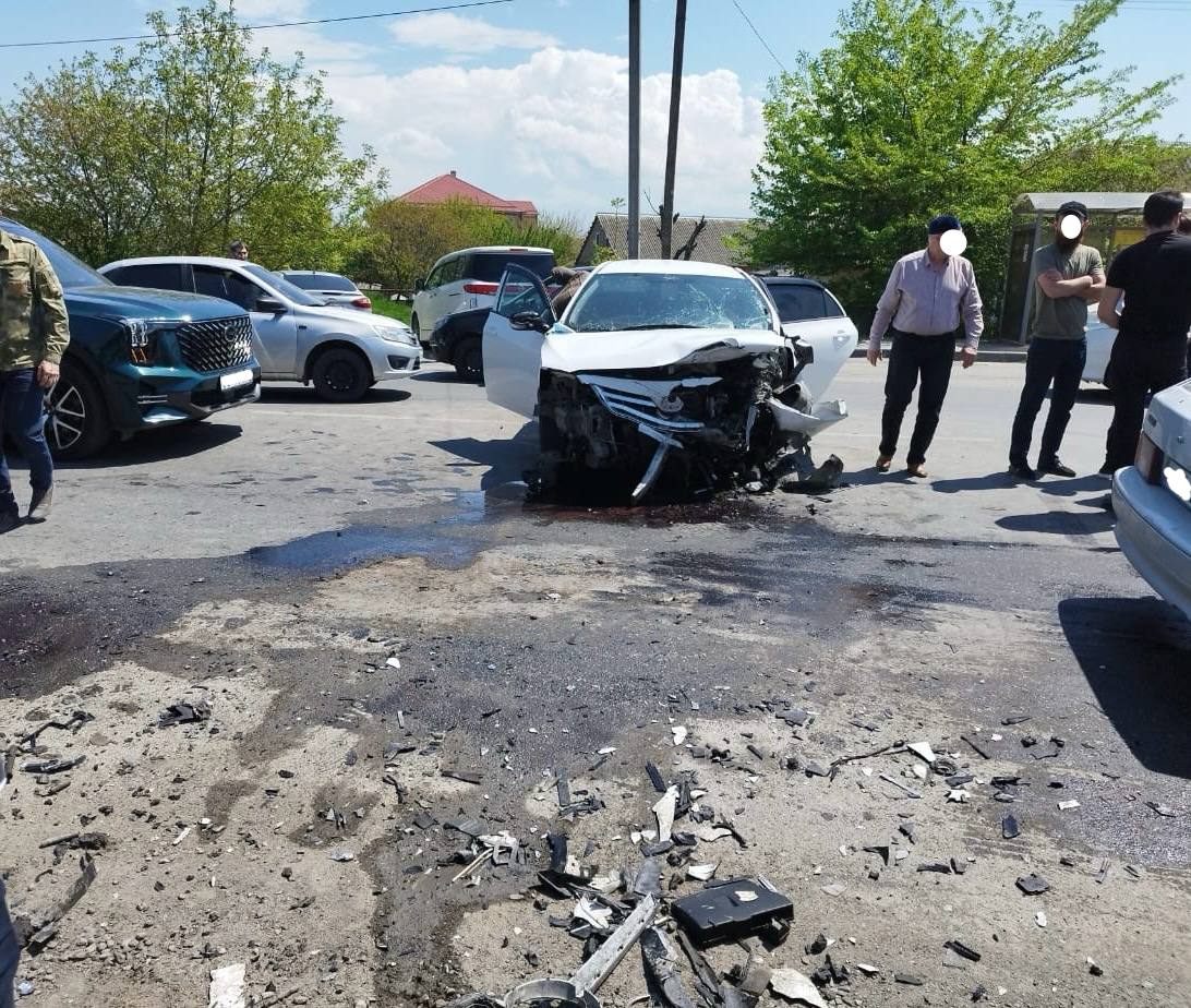 Два человека пострадали при столкновении Mercedes и Toyota в Назрани 