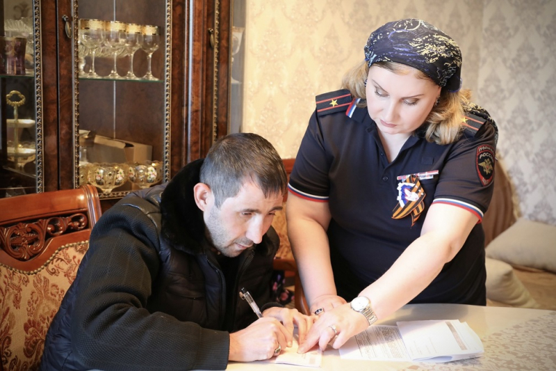 Незрячему жителю Ингушетии полицейские привезли загранпаспорт домой 